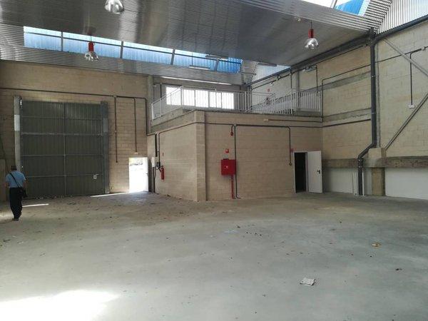 Nave en Cobeña