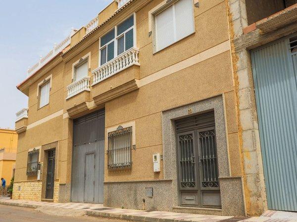 Chalet adosado en calle Zodiaco, Adra